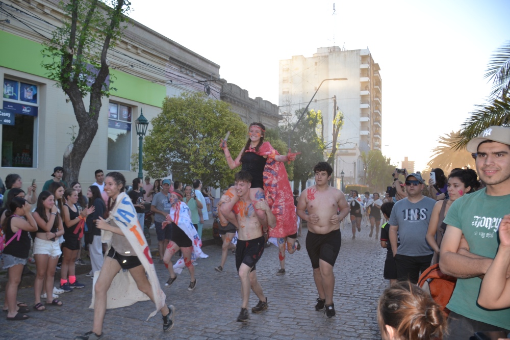 Los estudiantes celebraron la despedida de los sextos años en el monumento a Cabanettes