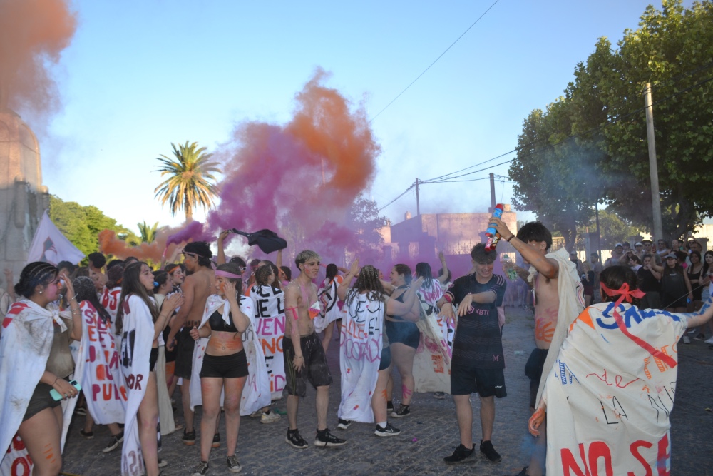 Los estudiantes celebraron la despedida de los sextos años en el monumento a Cabanettes