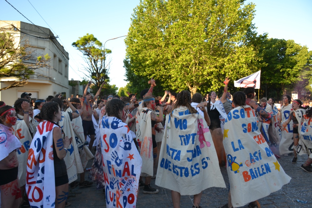 Los estudiantes celebraron la despedida de los sextos años en el monumento a Cabanettes