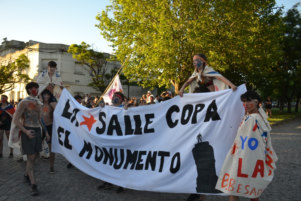 Los estudiantes celebraron la despedida de los sextos años en el monumento a Cabanettes