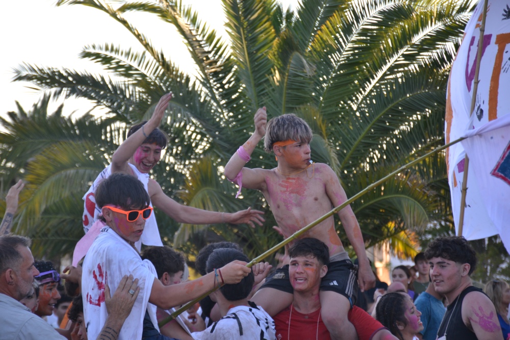 Los estudiantes celebraron la despedida de los sextos años en el monumento a Cabanettes