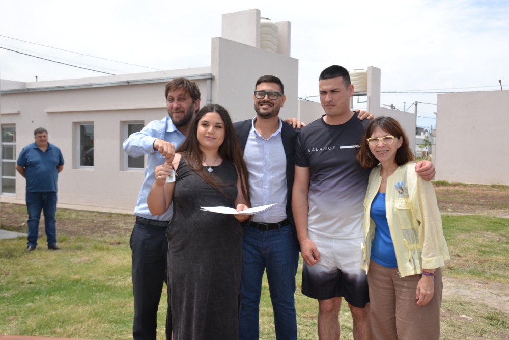 32 familias de Pigüé recibieron las llaves de su nuevo hogar