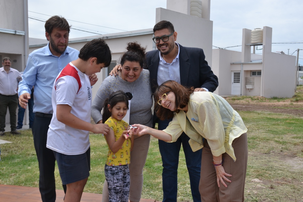 32 familias de Pigüé recibieron las llaves de su nuevo hogar