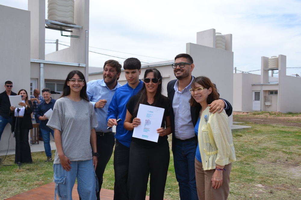 32 familias de Pigüé recibieron las llaves de su nuevo hogar