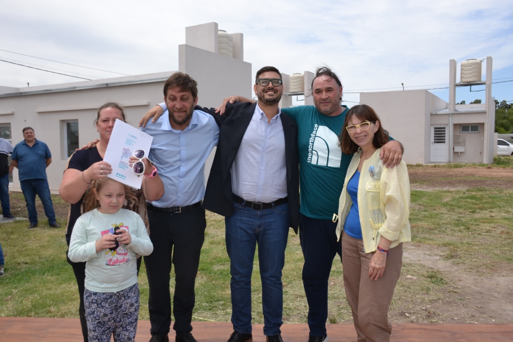 32 familias de Pigüé recibieron las llaves de su nuevo hogar