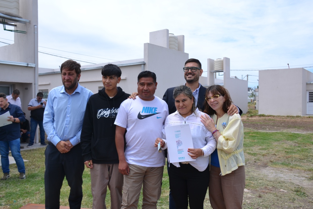 32 familias de Pigüé recibieron las llaves de su nuevo hogar