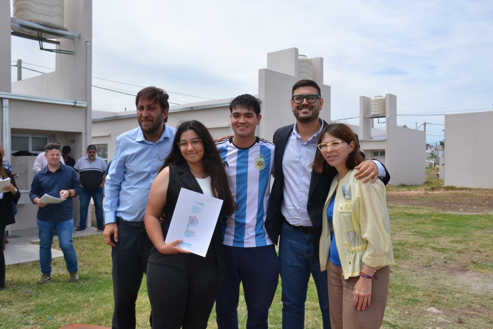 32 familias de Pigüé recibieron las llaves de su nuevo hogar