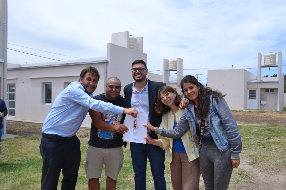 32 familias de Pigüé recibieron las llaves de su nuevo hogar