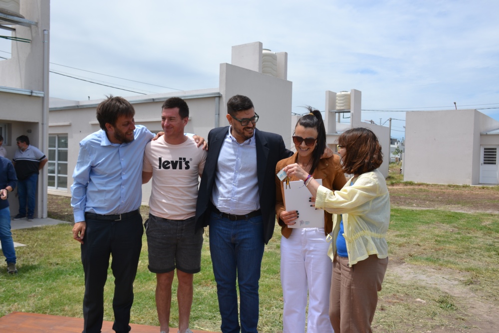 32 familias de Pigüé recibieron las llaves de su nuevo hogar