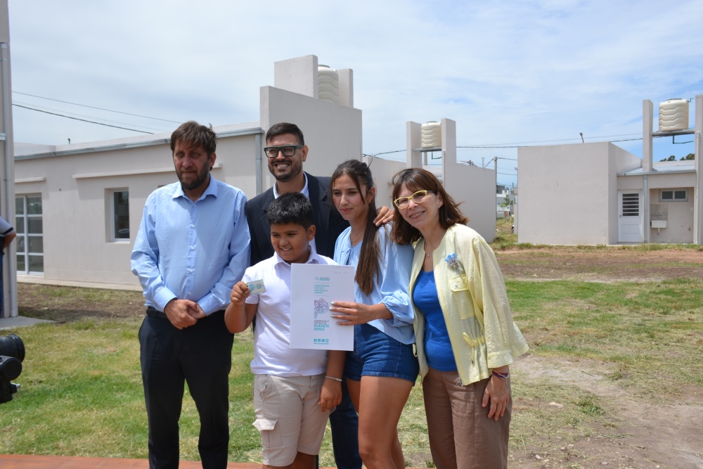 32 familias de Pigüé recibieron las llaves de su nuevo hogar