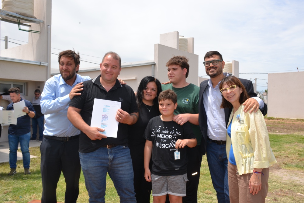 32 familias de Pigüé recibieron las llaves de su nuevo hogar