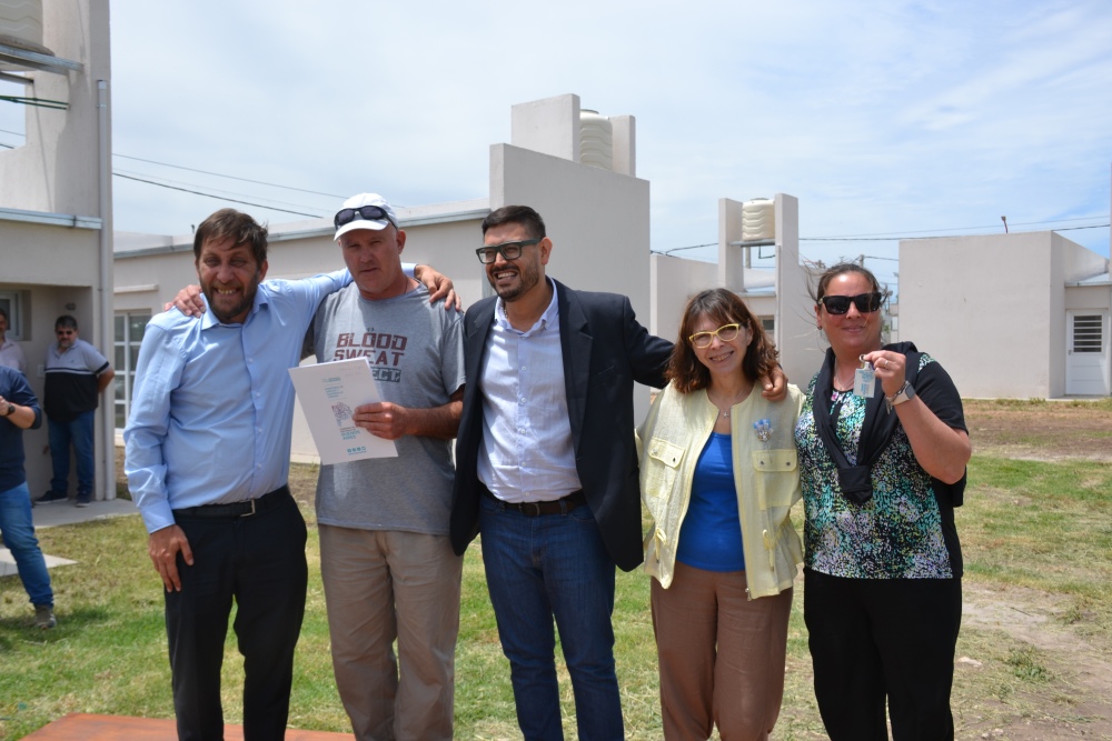 32 familias de Pigüé recibieron las llaves de su nuevo hogar