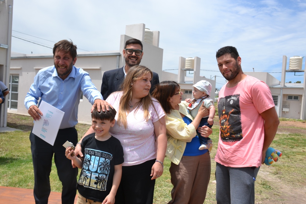 32 familias de Pigüé recibieron las llaves de su nuevo hogar