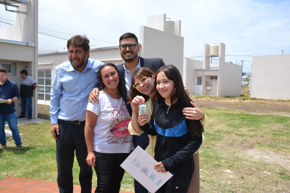 32 familias de Pigüé recibieron las llaves de su nuevo hogar