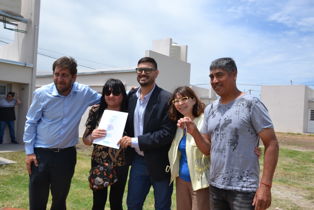 32 familias de Pigüé recibieron las llaves de su nuevo hogar