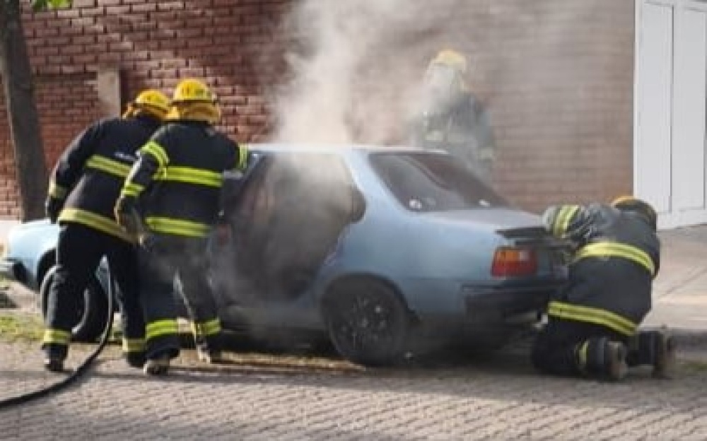 Rápida intervención de los Bomberos Voluntarios ante el incendio de un automóvil