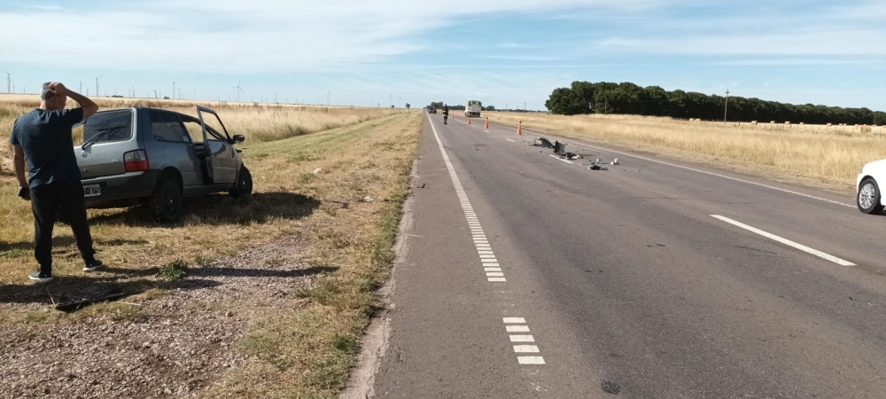 Accidente entre un auto y un camión en la Ruta 33