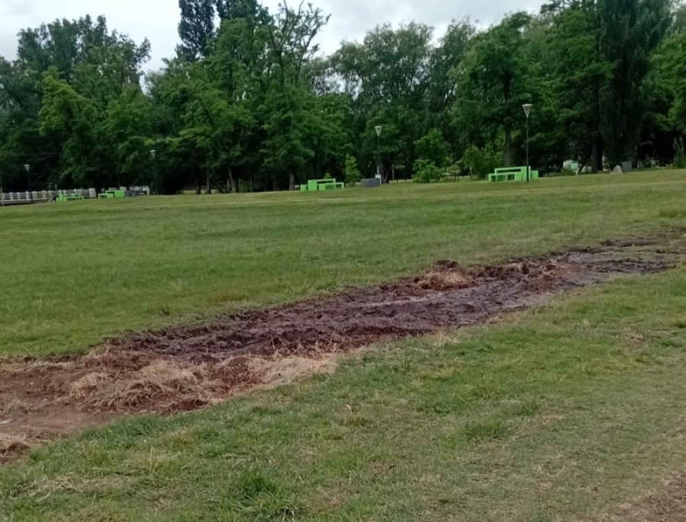 Desmanes y daños en el Parque Municipal durante un after estudiantil