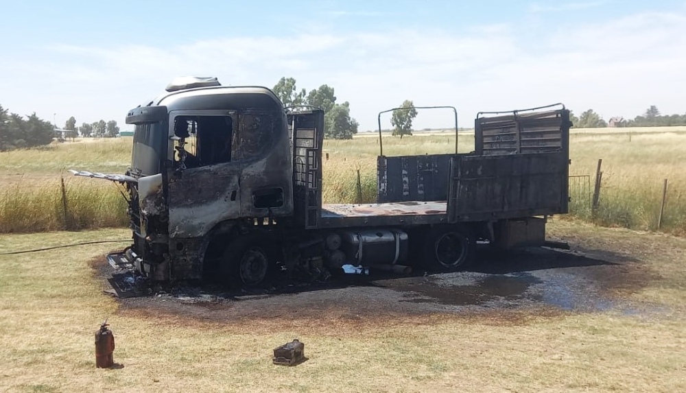 Un camión se incendió cerca de la estación de servicio Shell: importantes pérdidas materiales