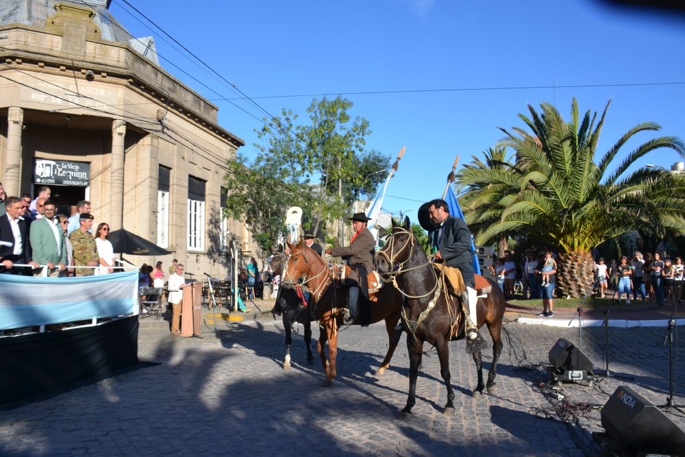 Pigüé revivió su histórico desfile cívico–militar en el centro de la ciudad