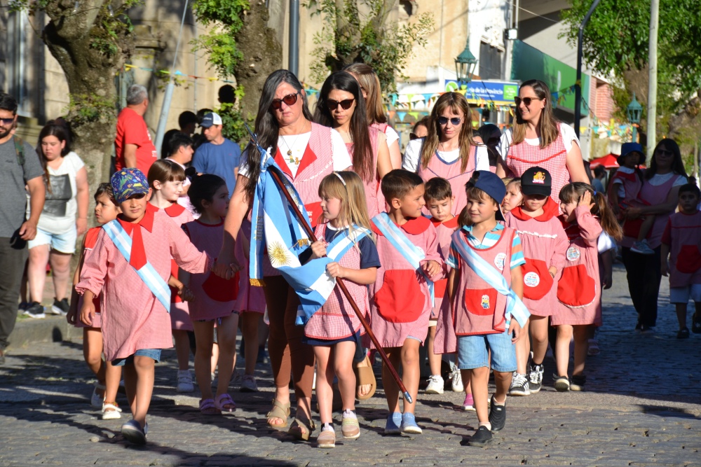 Pigüé revivió su histórico desfile cívico–militar en el centro de la ciudad