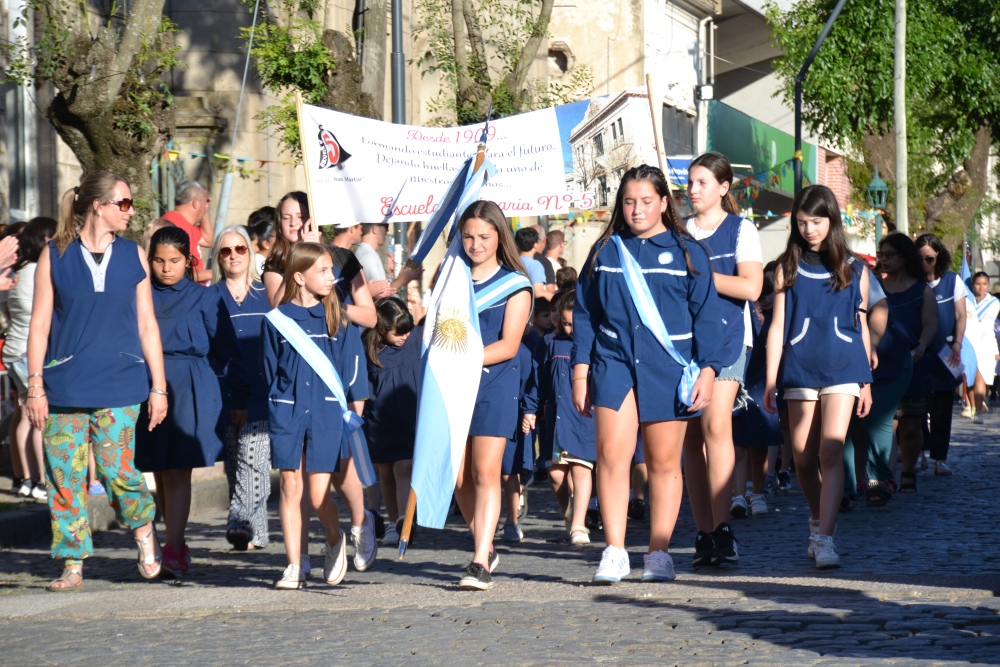 Pigüé revivió su histórico desfile cívico–militar en el centro de la ciudad
