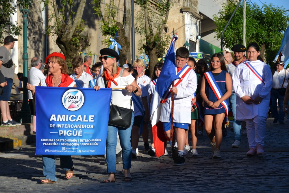 Pigüé revivió su histórico desfile cívico–militar en el centro de la ciudad