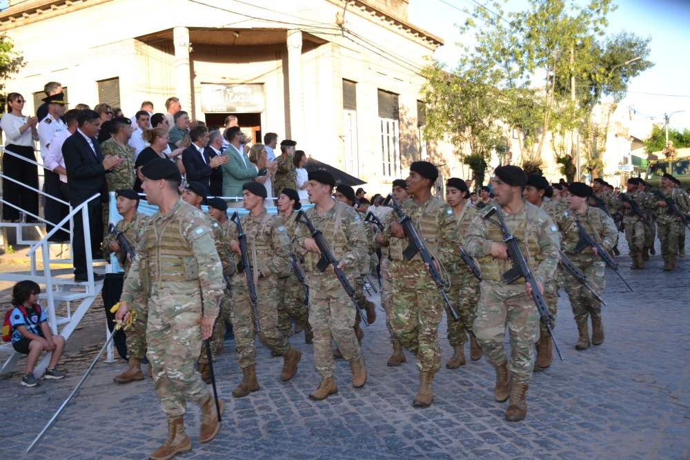 Pigüé revivió su histórico desfile cívico–militar en el centro de la ciudad