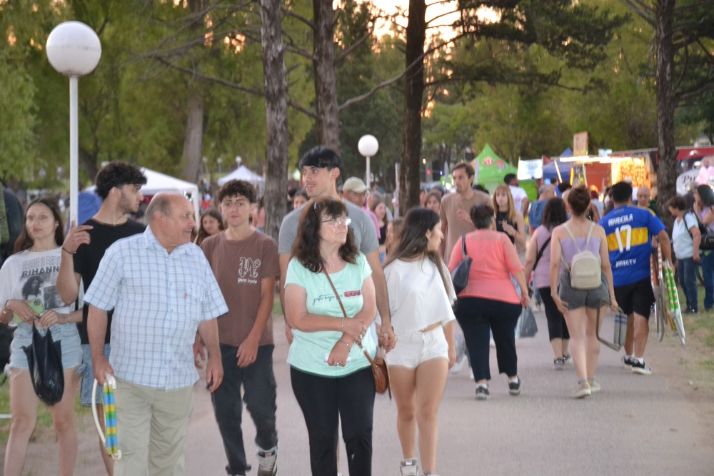 El tradicional paseo de pilcheros y emprendedores en el Parque Municipal