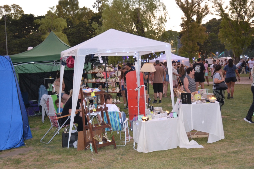 El tradicional paseo de pilcheros y emprendedores en el Parque Municipal