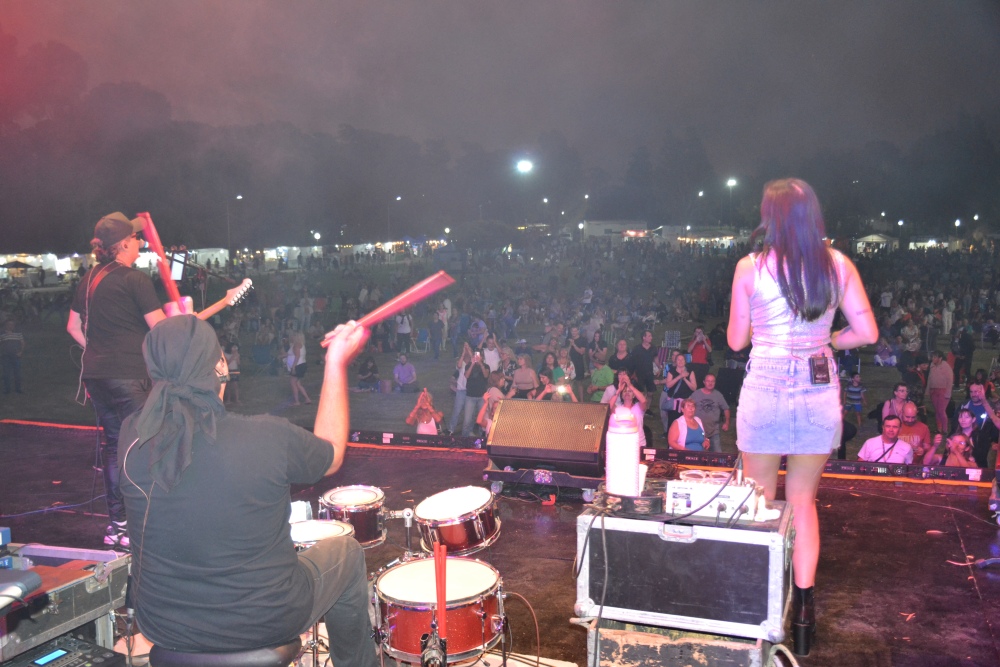 El grupo universitario hizo vibrar al público con clásicos de los 80 y 90