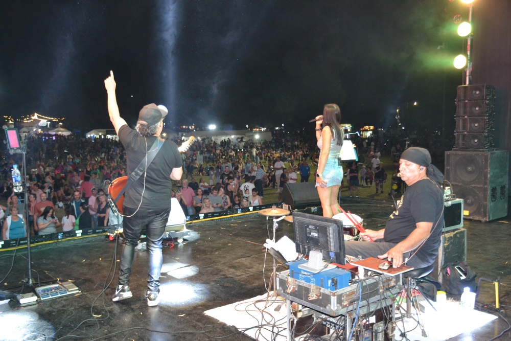 El grupo universitario hizo vibrar al público con clásicos de los 80 y 90