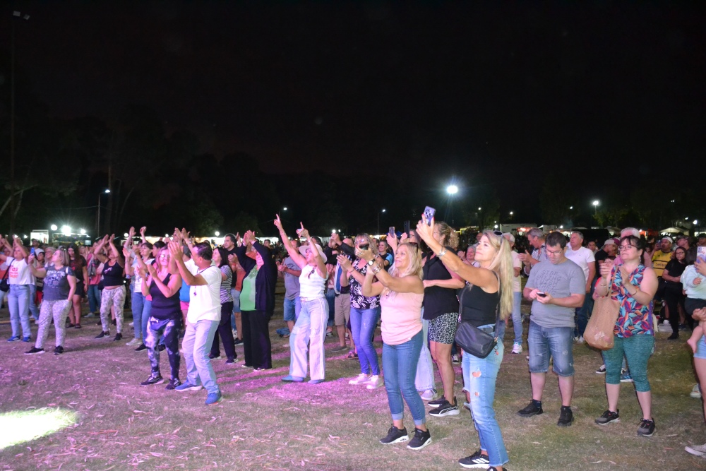 El grupo universitario hizo vibrar al público con clásicos de los 80 y 90