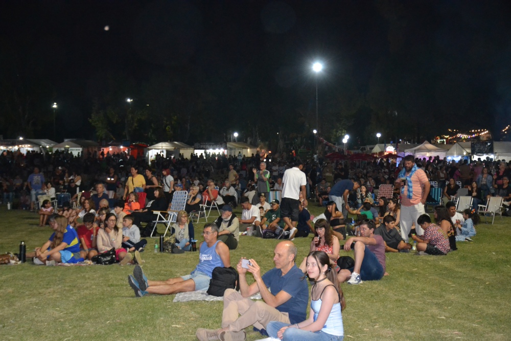 El grupo universitario hizo vibrar al público con clásicos de los 80 y 90