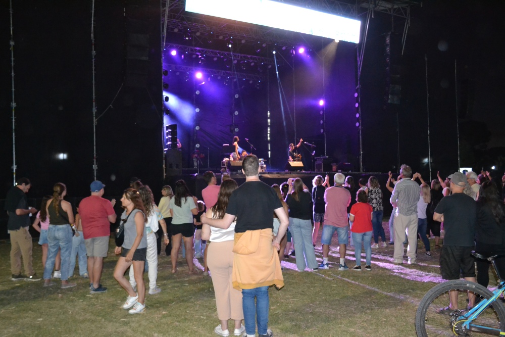 El grupo universitario hizo vibrar al público con clásicos de los 80 y 90