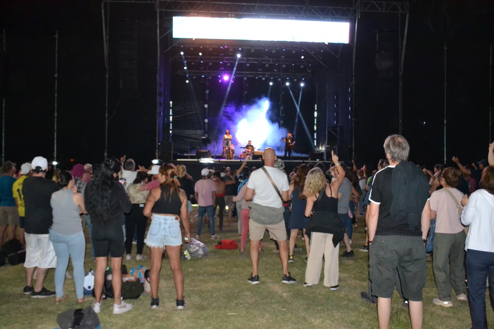 El grupo universitario hizo vibrar al público con clásicos de los 80 y 90