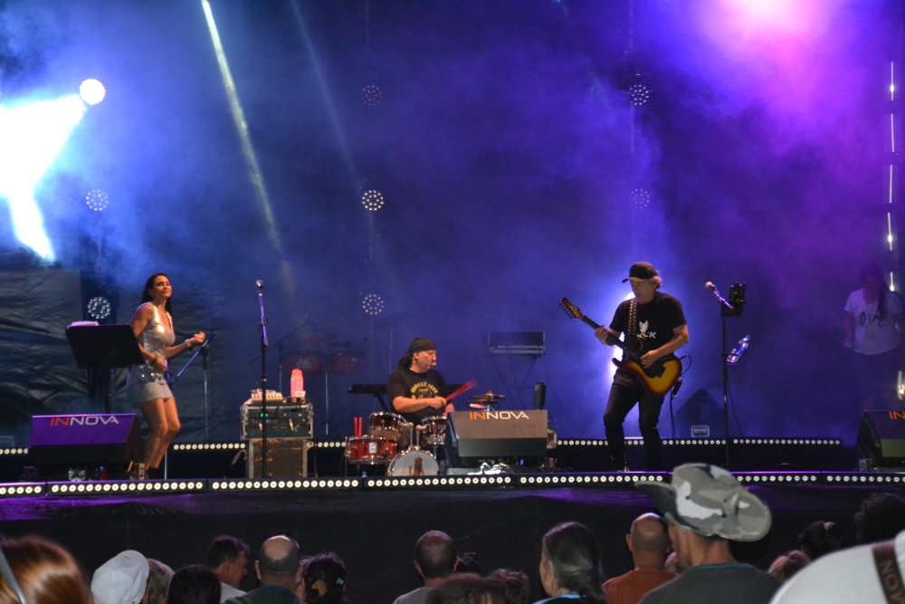 El grupo universitario hizo vibrar al público con clásicos de los 80 y 90