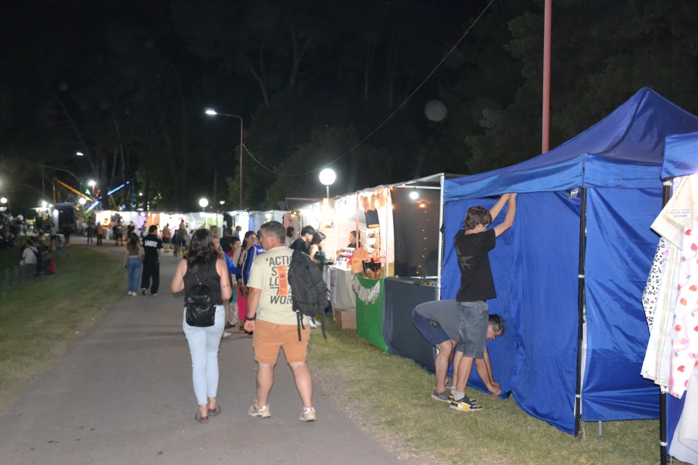 El tradicional paseo de pilcheros y emprendedores en el Parque Municipal