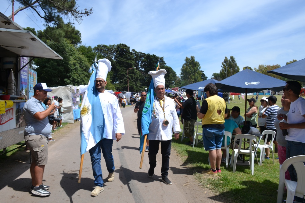 La Omelette Gigante volvió a brillar en su 26ª edición y convocó a miles en el Parque Municipal