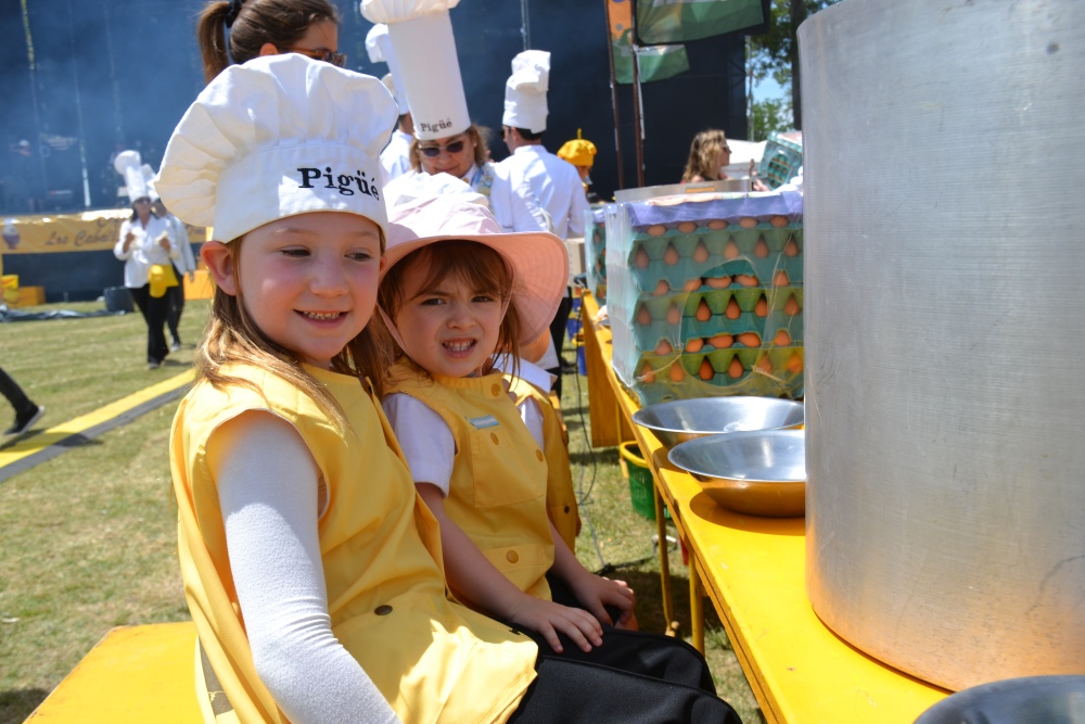 La Omelette Gigante volvió a brillar en su 26ª edición y convocó a miles en el Parque Municipal