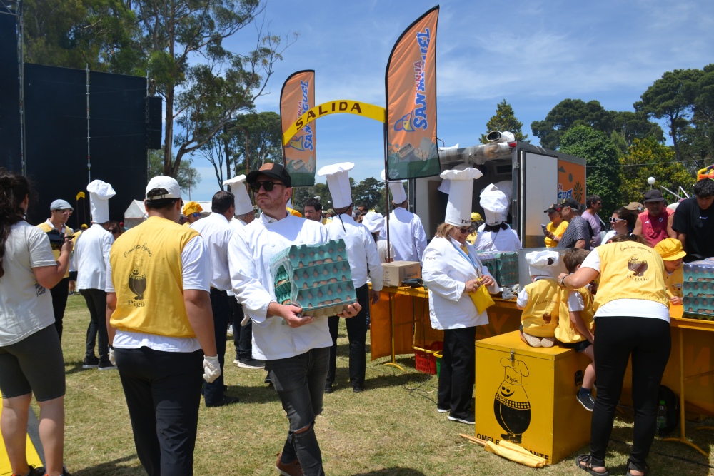 La Omelette Gigante volvió a brillar en su 26ª edición y convocó a miles en el Parque Municipal