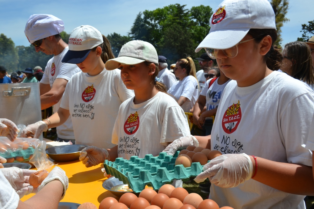 La Omelette Gigante volvió a brillar en su 26ª edición y convocó a miles en el Parque Municipal