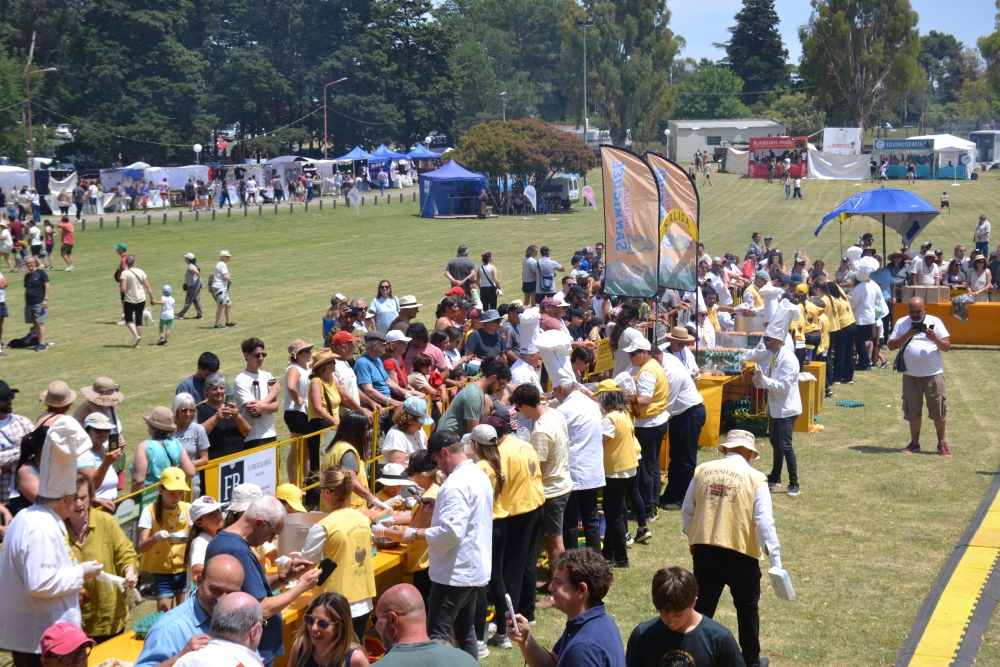 La Omelette Gigante volvió a brillar en su 26ª edición y convocó a miles en el Parque Municipal