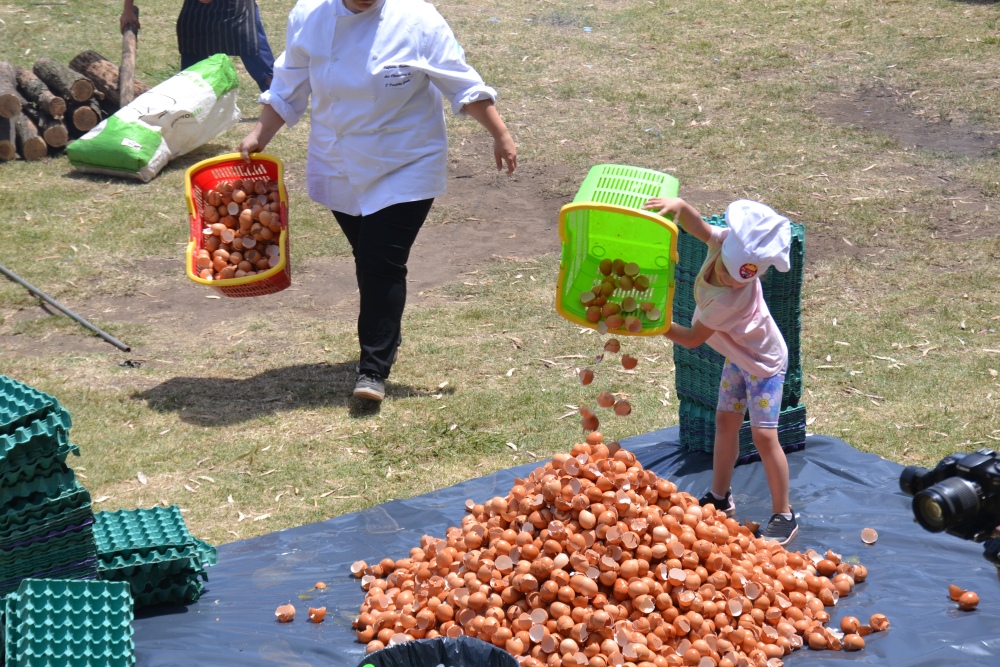La Omelette Gigante volvió a brillar en su 26ª edición y convocó a miles en el Parque Municipal