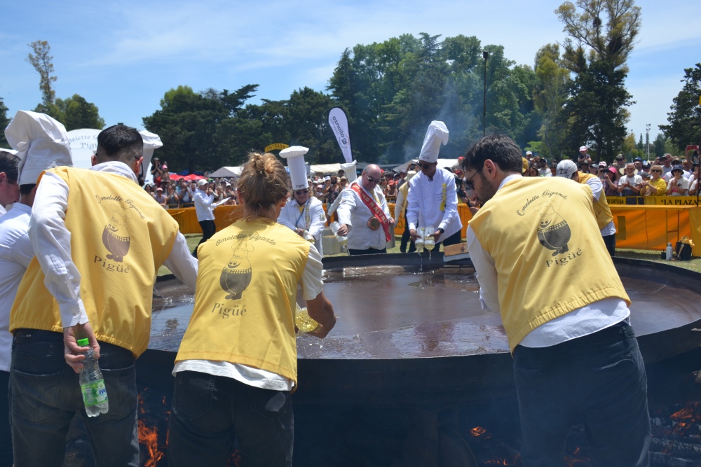 La Omelette Gigante volvió a brillar en su 26ª edición y convocó a miles en el Parque Municipal