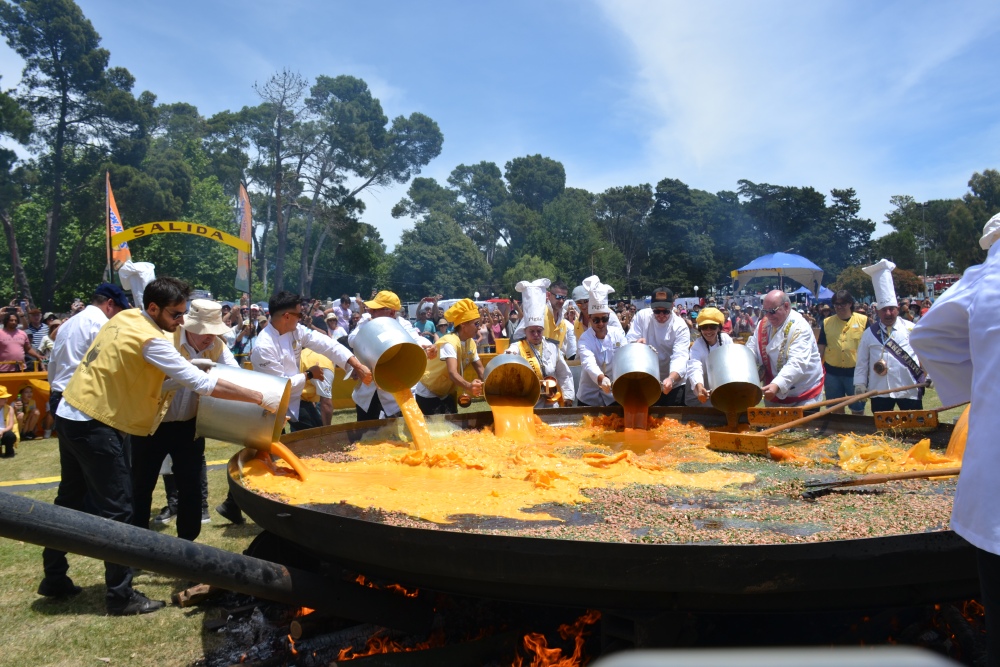 La Omelette Gigante volvió a brillar en su 26ª edición y convocó a miles en el Parque Municipal