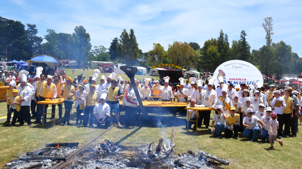 La Omelette Gigante volvió a brillar en su 26ª edición y convocó a miles en el Parque Municipal