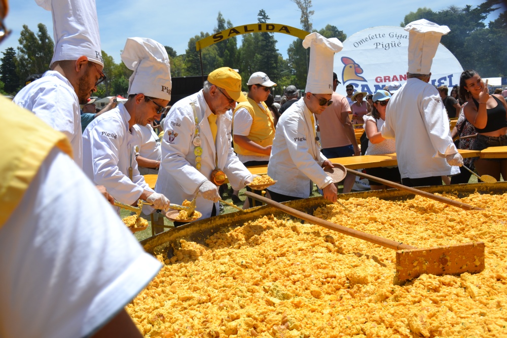 La Omelette Gigante volvió a brillar en su 26ª edición y convocó a miles en el Parque Municipal