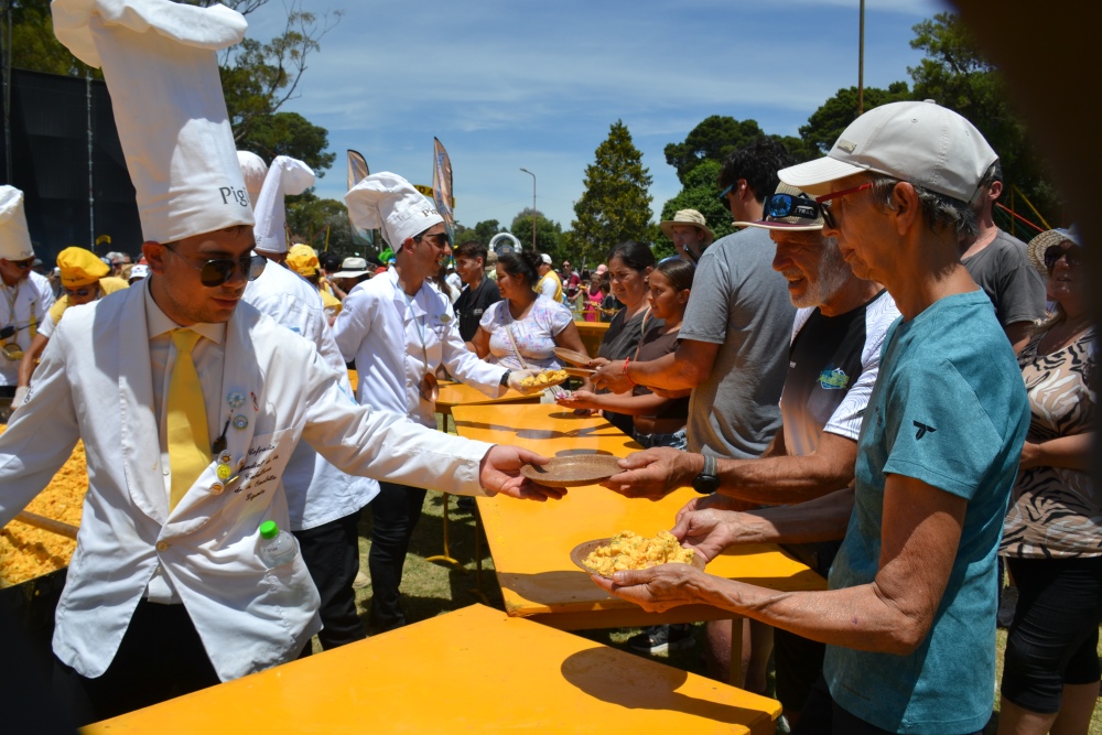 La Omelette Gigante volvió a brillar en su 26ª edición y convocó a miles en el Parque Municipal