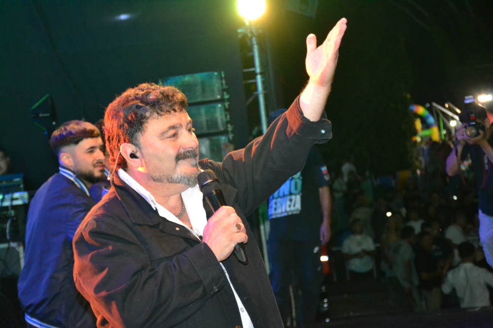 Amar Azul coronó los festejos del aniversario ante una multitud
